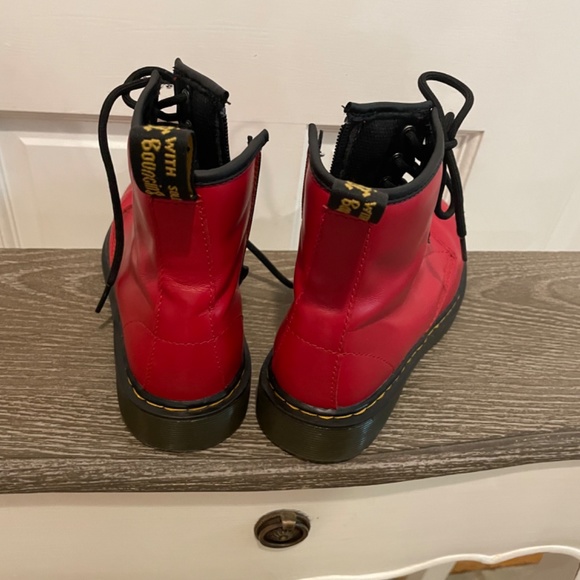 Dr Martens Youth Girls True Red Air Wair Patent Leather Lamper Combat Boots 4 - Picture 2 of 5